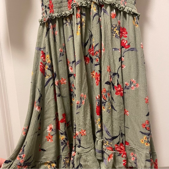 Francesca’s xs green floral smocked sinched v neck mini dress with sleeves - Picture 9 of 9